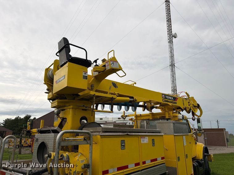 image for item OE9695 2002 International 4800 digger derrick truck