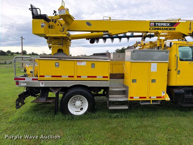 image for item OE9695 2002 International 4800 digger derrick truck