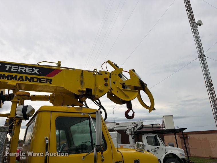 image for item OE9695 2002 International 4800 digger derrick truck