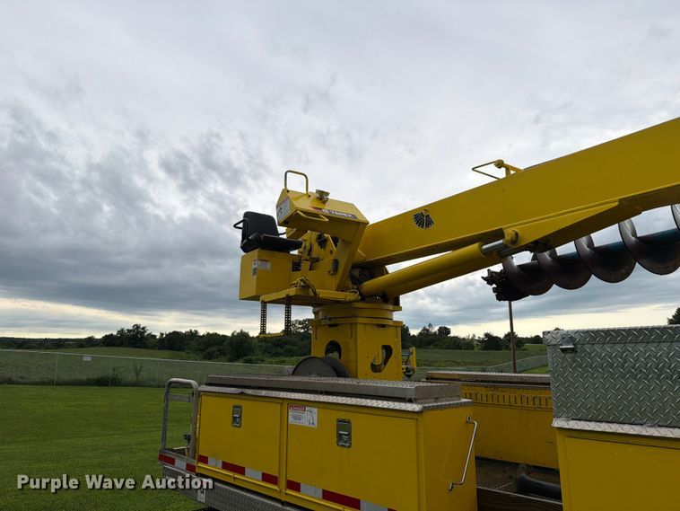image for item OE9695 2002 International 4800 digger derrick truck
