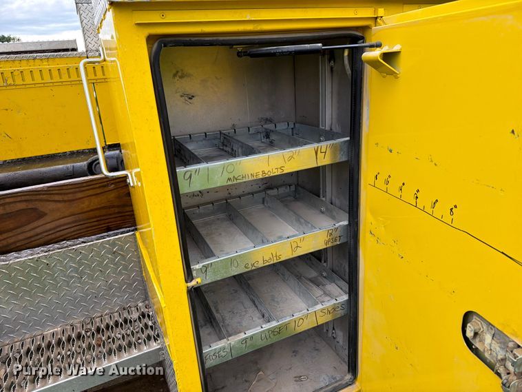 image for item OE9695 2002 International 4800 digger derrick truck