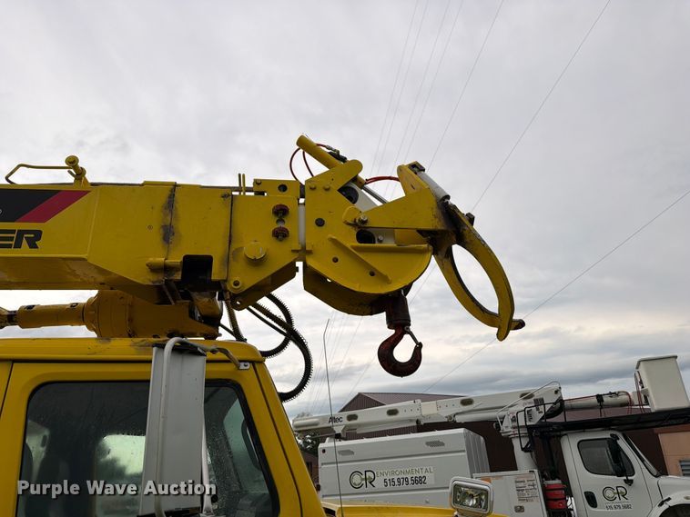 image for item OE9695 2002 International 4800 digger derrick truck