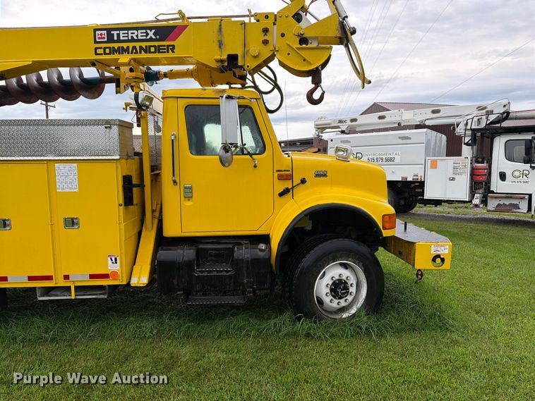 image for item OE9695 2002 International 4800 digger derrick truck
