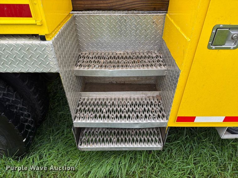 image for item OE9695 2002 International 4800 digger derrick truck
