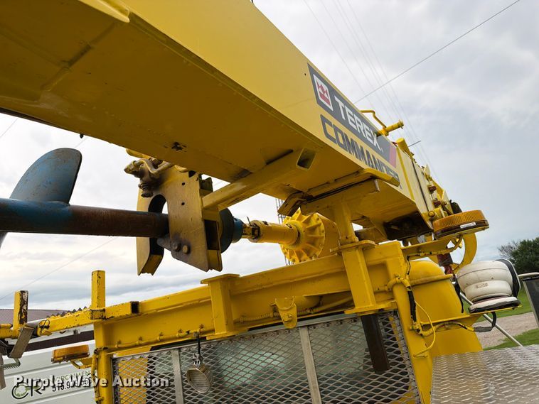 image for item OE9695 2002 International 4800 digger derrick truck