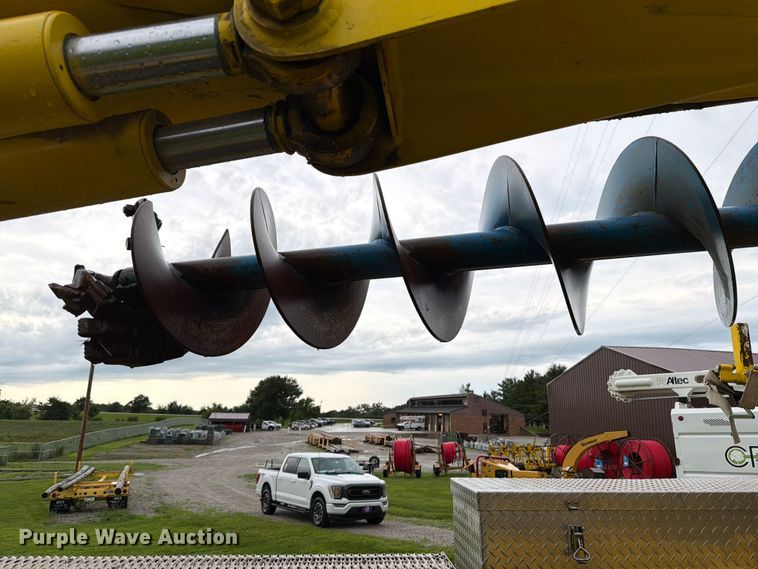 image for item OE9695 2002 International 4800 digger derrick truck