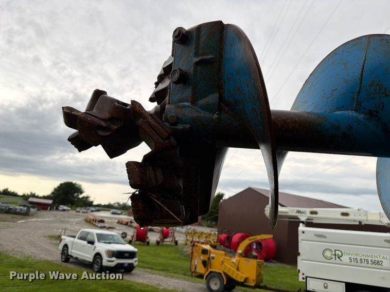 image for item OE9695 2002 International 4800 digger derrick truck