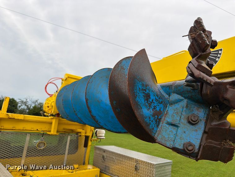 image for item OE9695 2002 International 4800 digger derrick truck