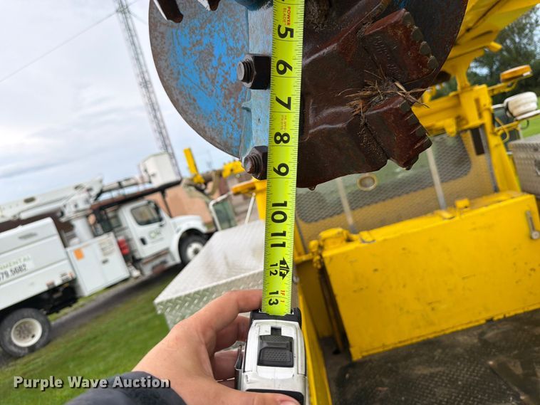 image for item OE9695 2002 International 4800 digger derrick truck
