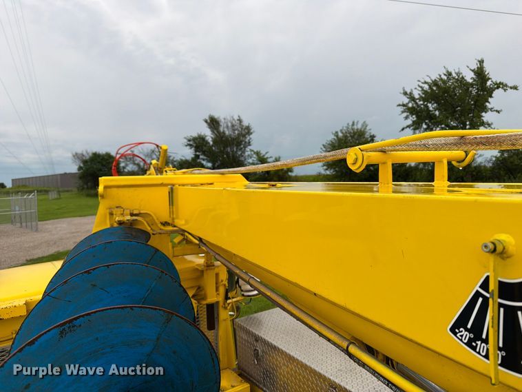 image for item OE9695 2002 International 4800 digger derrick truck