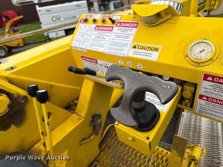 image for item OE9695 2002 International 4800 digger derrick truck