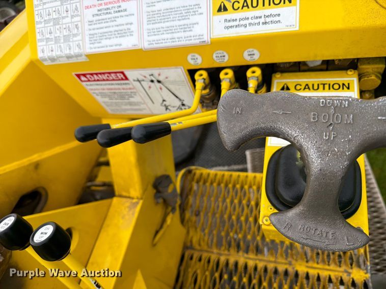 image for item OE9695 2002 International 4800 digger derrick truck