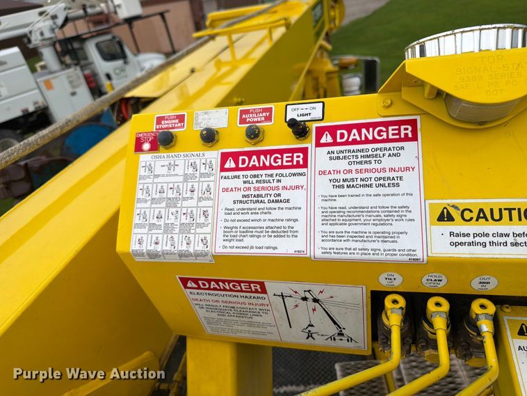 image for item OE9695 2002 International 4800 digger derrick truck