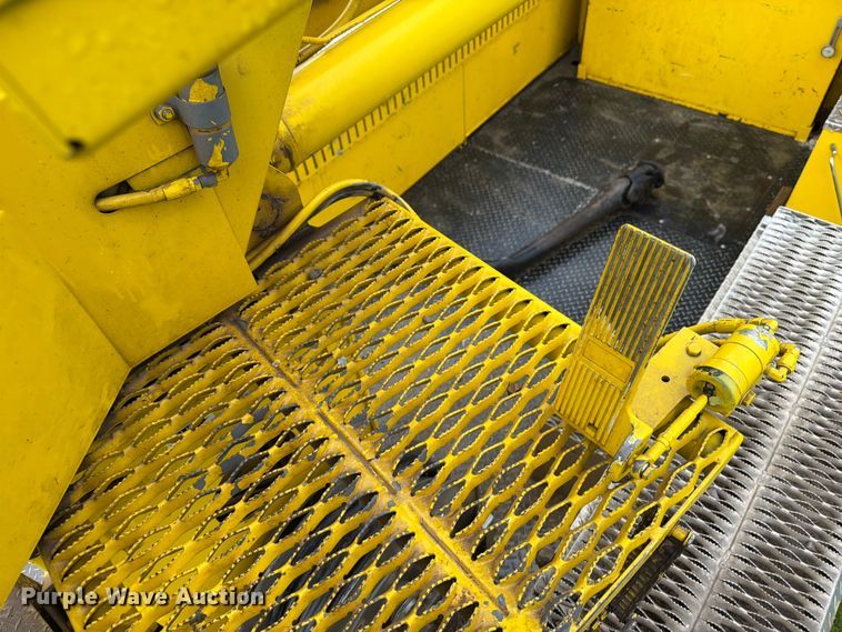 image for item OE9695 2002 International 4800 digger derrick truck