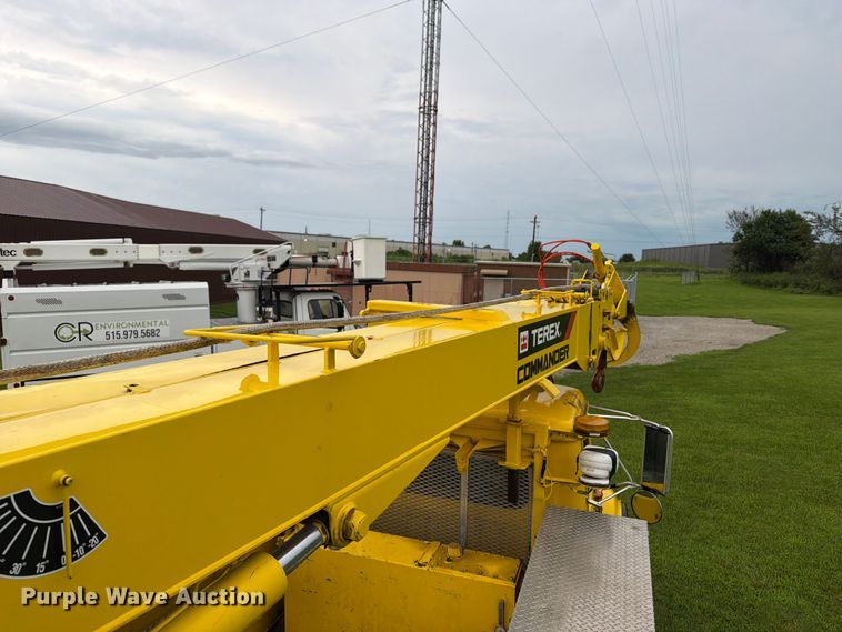 image for item OE9695 2002 International 4800 digger derrick truck