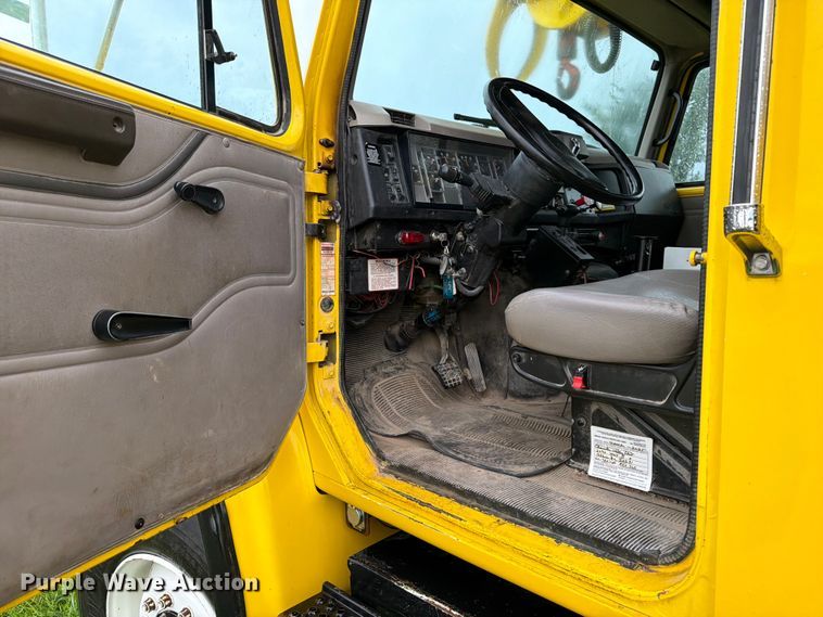 image for item OE9695 2002 International 4800 digger derrick truck