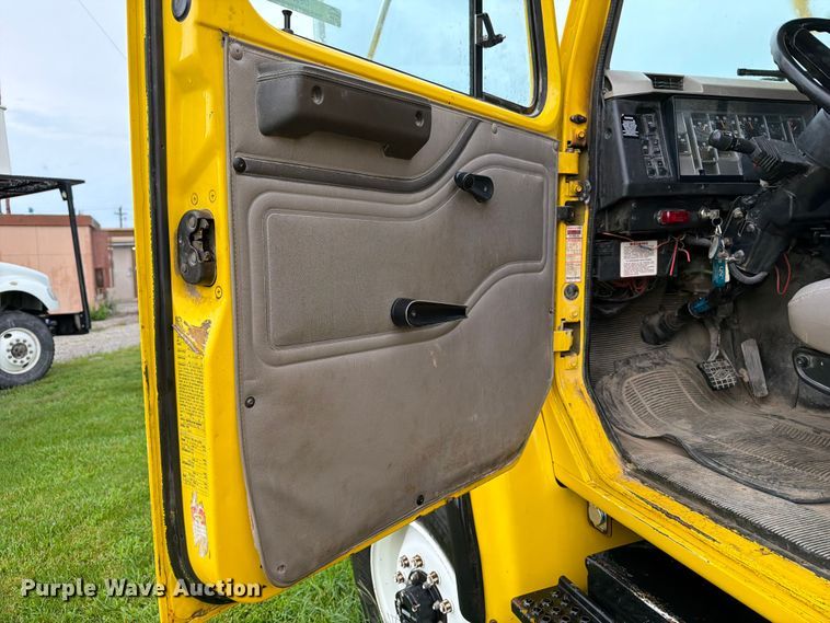 image for item OE9695 2002 International 4800 digger derrick truck