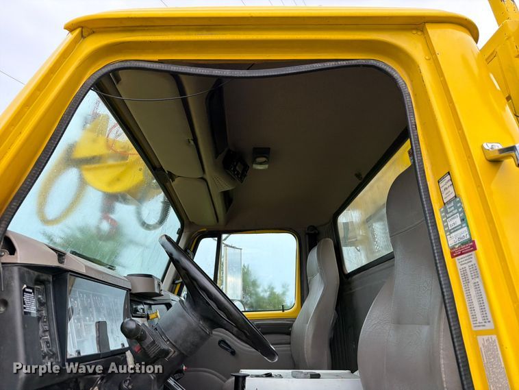 image for item OE9695 2002 International 4800 digger derrick truck