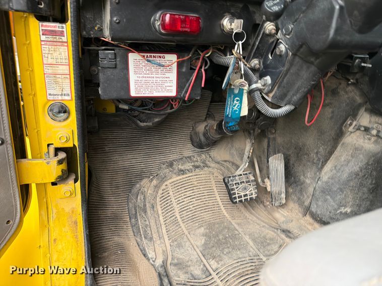 image for item OE9695 2002 International 4800 digger derrick truck