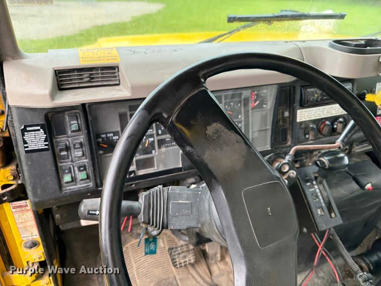 image for item OE9695 2002 International 4800 digger derrick truck