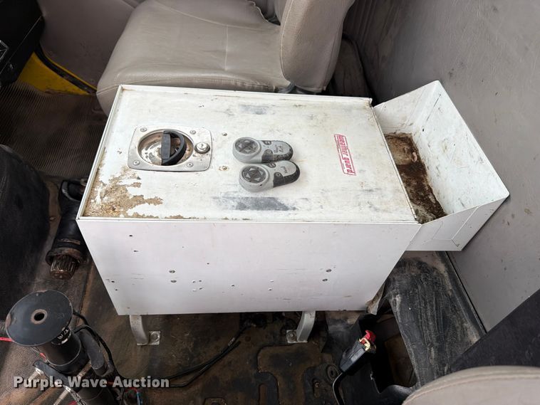 image for item OE9695 2002 International 4800 digger derrick truck