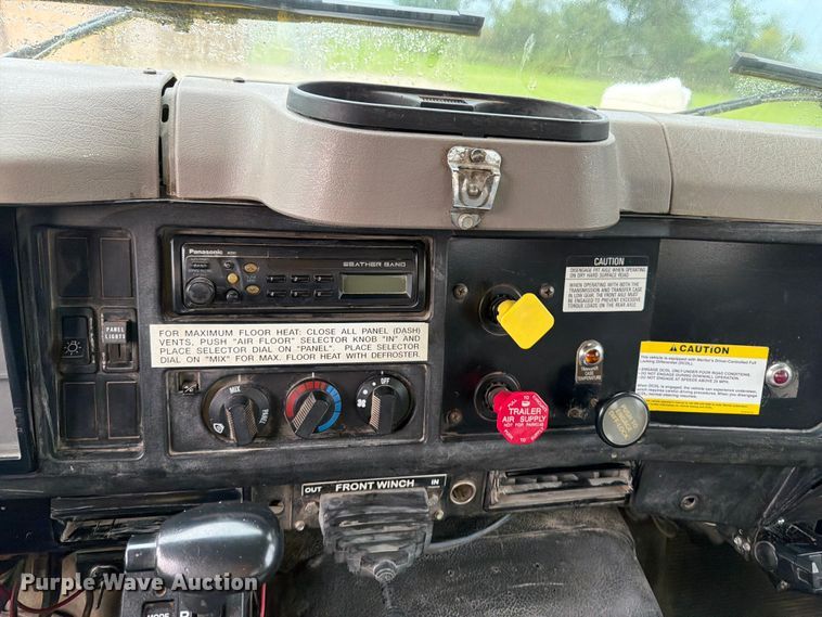 image for item OE9695 2002 International 4800 digger derrick truck
