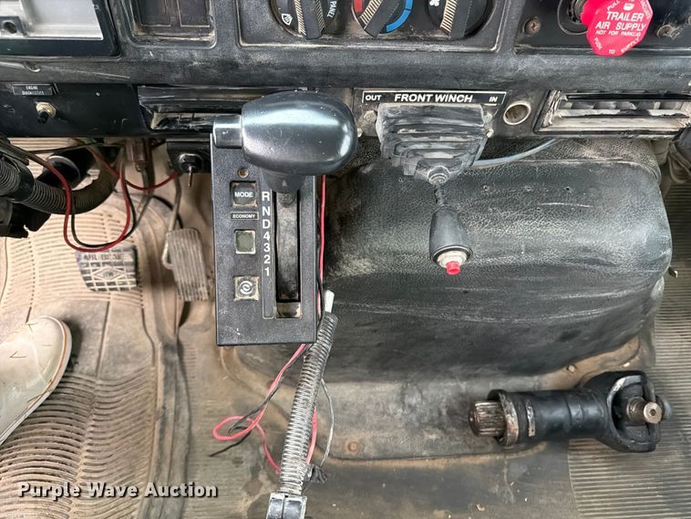 image for item OE9695 2002 International 4800 digger derrick truck