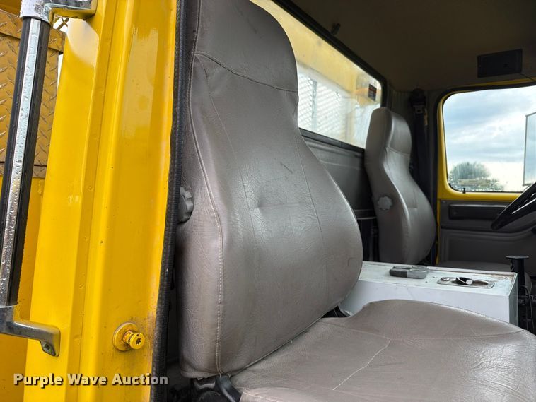 image for item OE9695 2002 International 4800 digger derrick truck