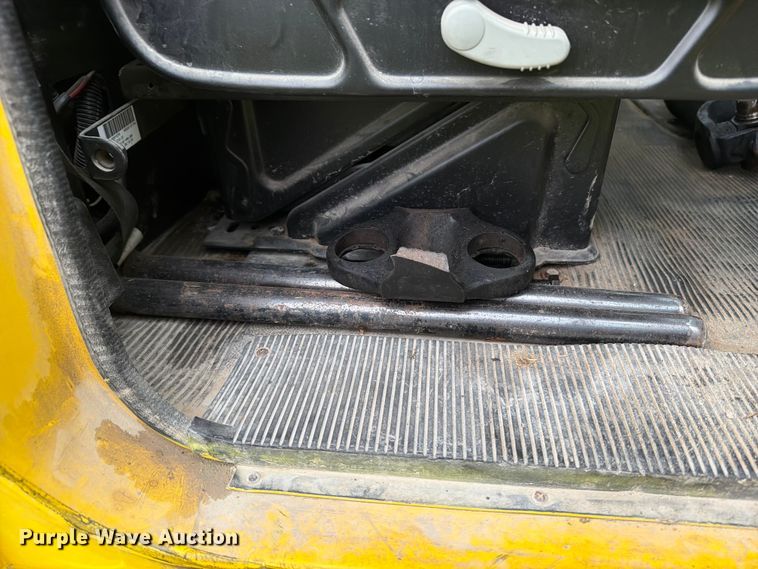 image for item OE9695 2002 International 4800 digger derrick truck