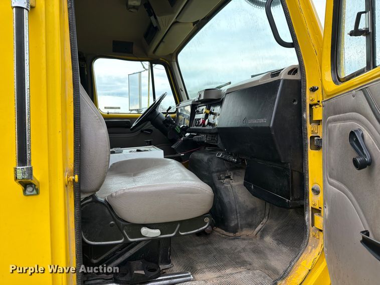 image for item OE9695 2002 International 4800 digger derrick truck