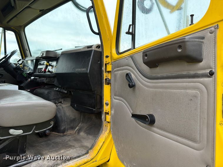 image for item OE9695 2002 International 4800 digger derrick truck