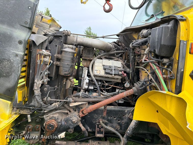 image for item OE9695 2002 International 4800 digger derrick truck