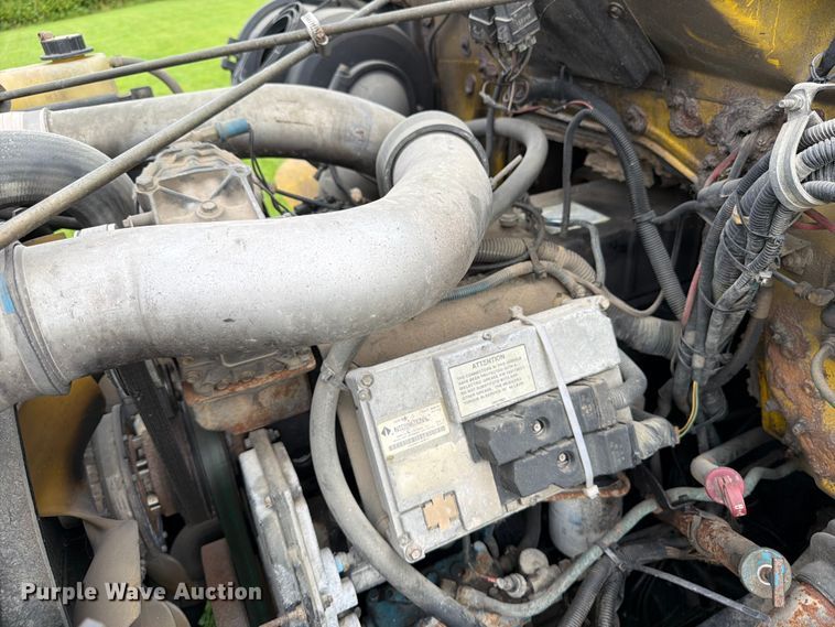 image for item OE9695 2002 International 4800 digger derrick truck