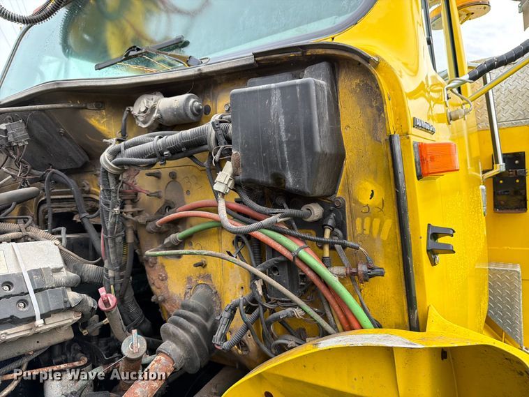 image for item OE9695 2002 International 4800 digger derrick truck
