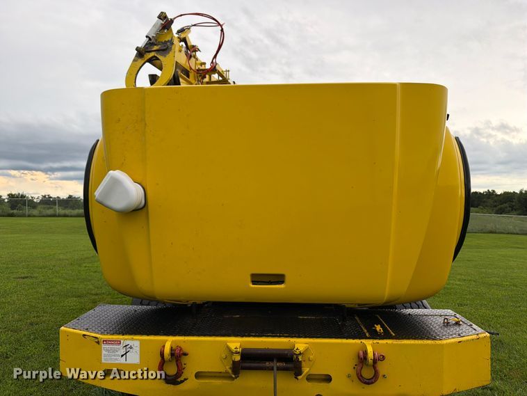 image for item OE9695 2002 International 4800 digger derrick truck
