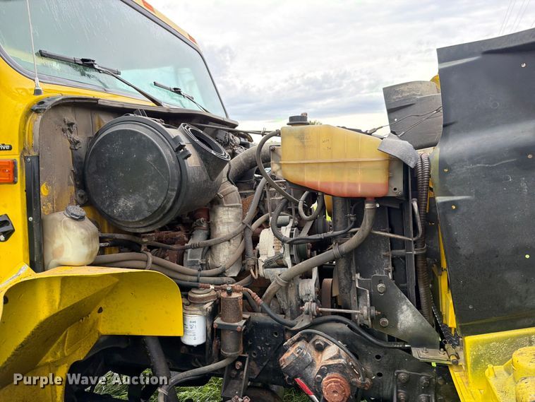 image for item OE9695 2002 International 4800 digger derrick truck