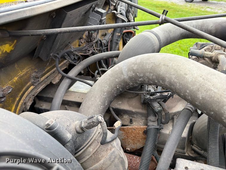 image for item OE9695 2002 International 4800 digger derrick truck
