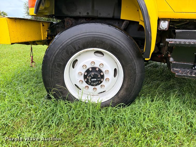 image for item OE9695 2002 International 4800 digger derrick truck