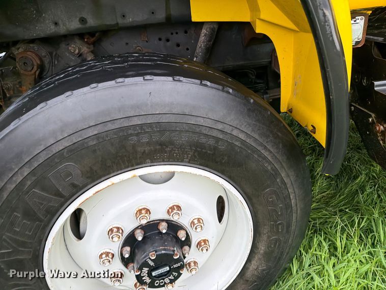 image for item OE9695 2002 International 4800 digger derrick truck