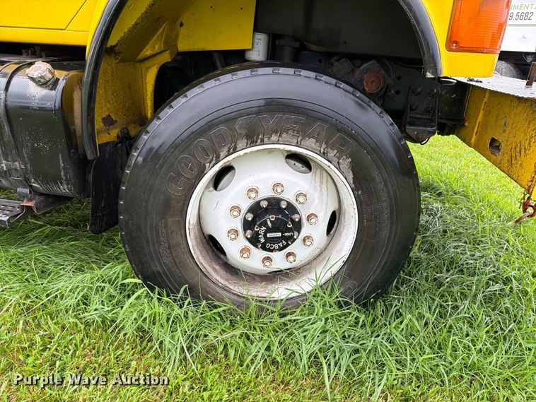 image for item OE9695 2002 International 4800 digger derrick truck