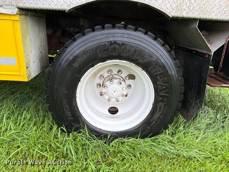 image for item OE9695 2002 International 4800 digger derrick truck