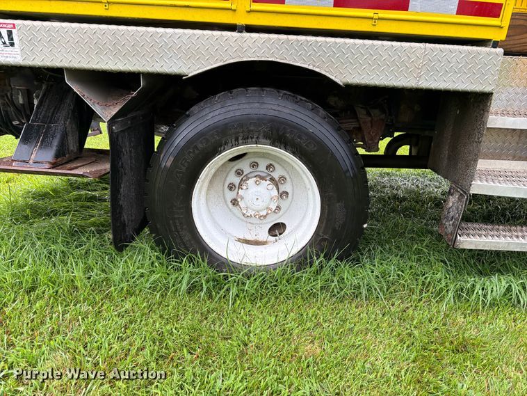 image for item OE9695 2002 International 4800 digger derrick truck
