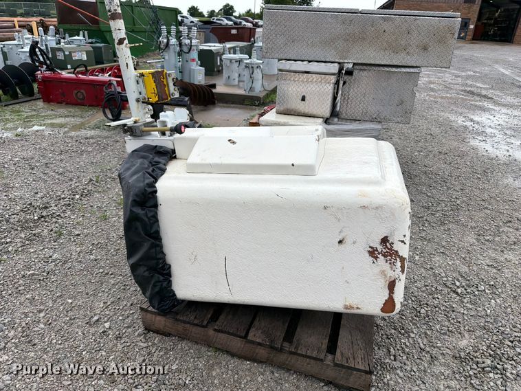 image for item OE9695 2002 International 4800 digger derrick truck