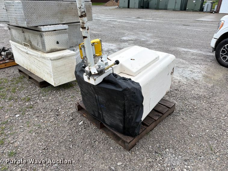image for item OE9695 2002 International 4800 digger derrick truck