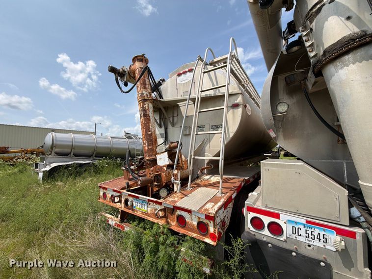 image for item DV8540 2005 Pinson feed delivery trailer