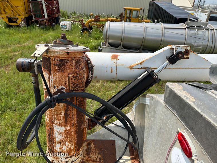 image for item DV8540 2005 Pinson feed delivery trailer