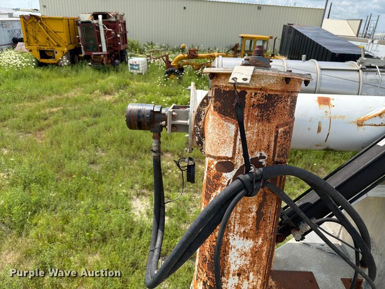image for item DV8540 2005 Pinson feed delivery trailer