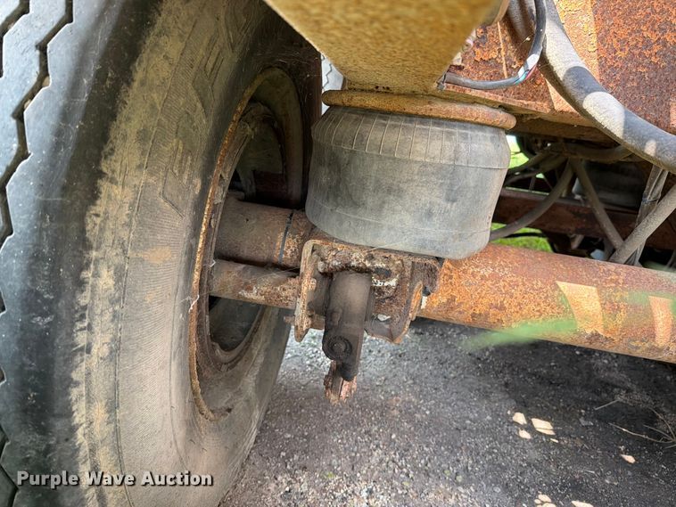 image for item DV8540 2005 Pinson feed delivery trailer