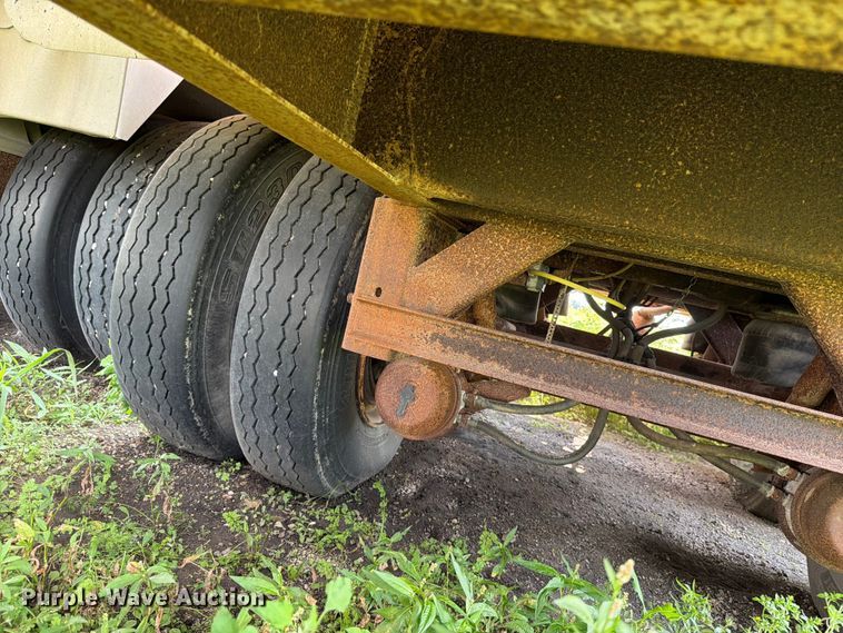 image for item DV8540 2005 Pinson feed delivery trailer