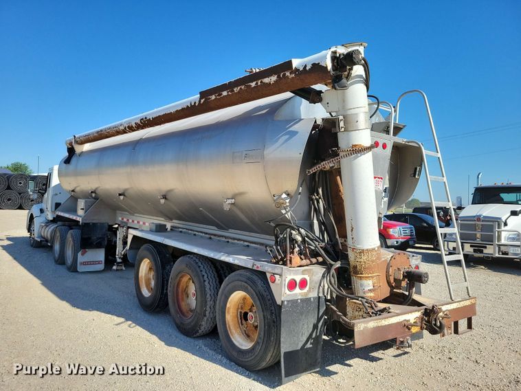 image for item EE1183 2000 CEI Pacer feed delivery trailer